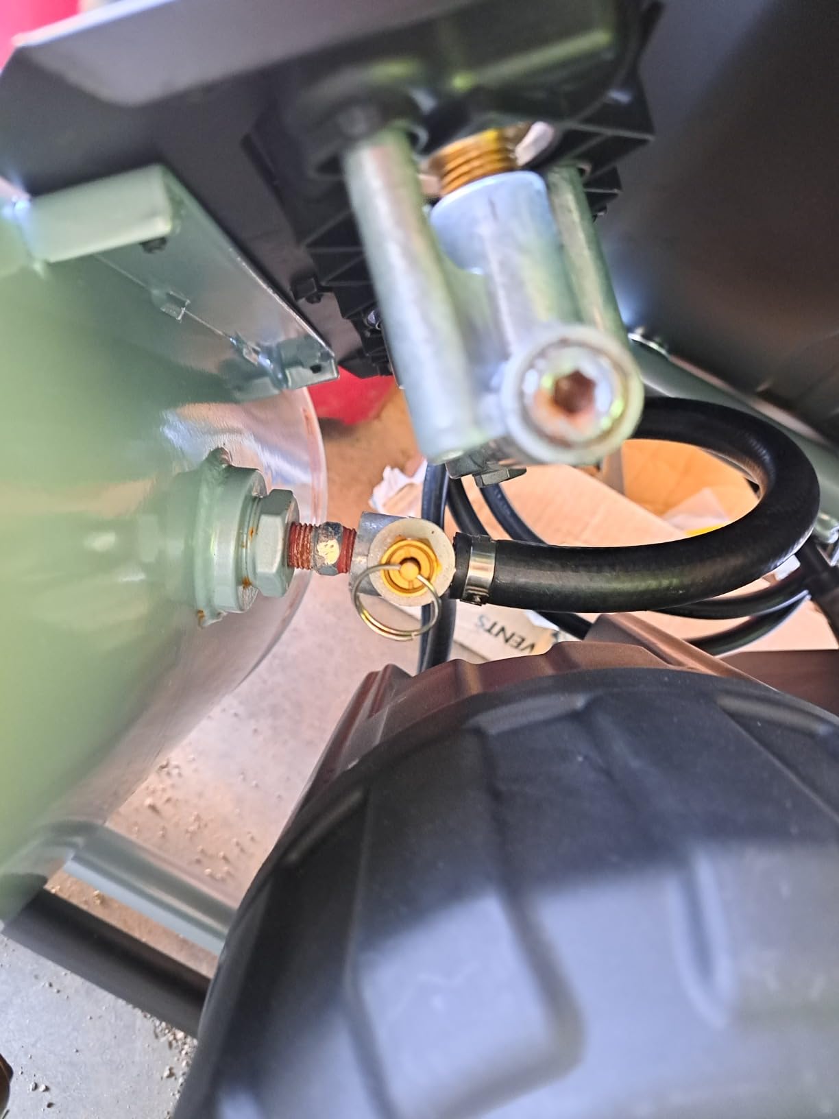 Metabo HPT 8-Gallon Trolley Air Compressor 225 PSI Rubber Tires, EC1315S customer photo 1