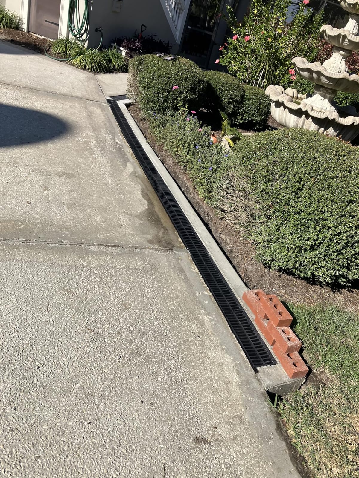 VEVOR Trench Drain System Channel Drain 5.9x5.1-Inch HDPE Drainage Trench, Black Plastic Garage Floor Drain with Plastic Grate, 6x39 Trench Drain Grate, with 6 End Caps, for Garden, Driveway-6 Pack customer photo 2