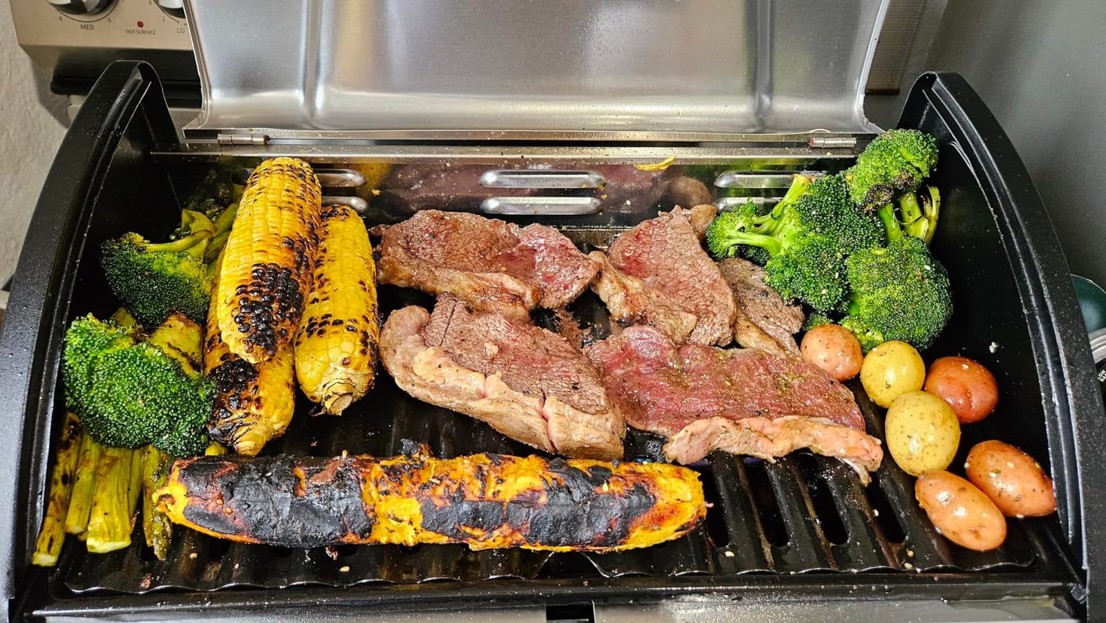 Cuisinart Gas Grill with Locking Lid, Portable, 8,000 BTU, 10 lbs. customer photo 2