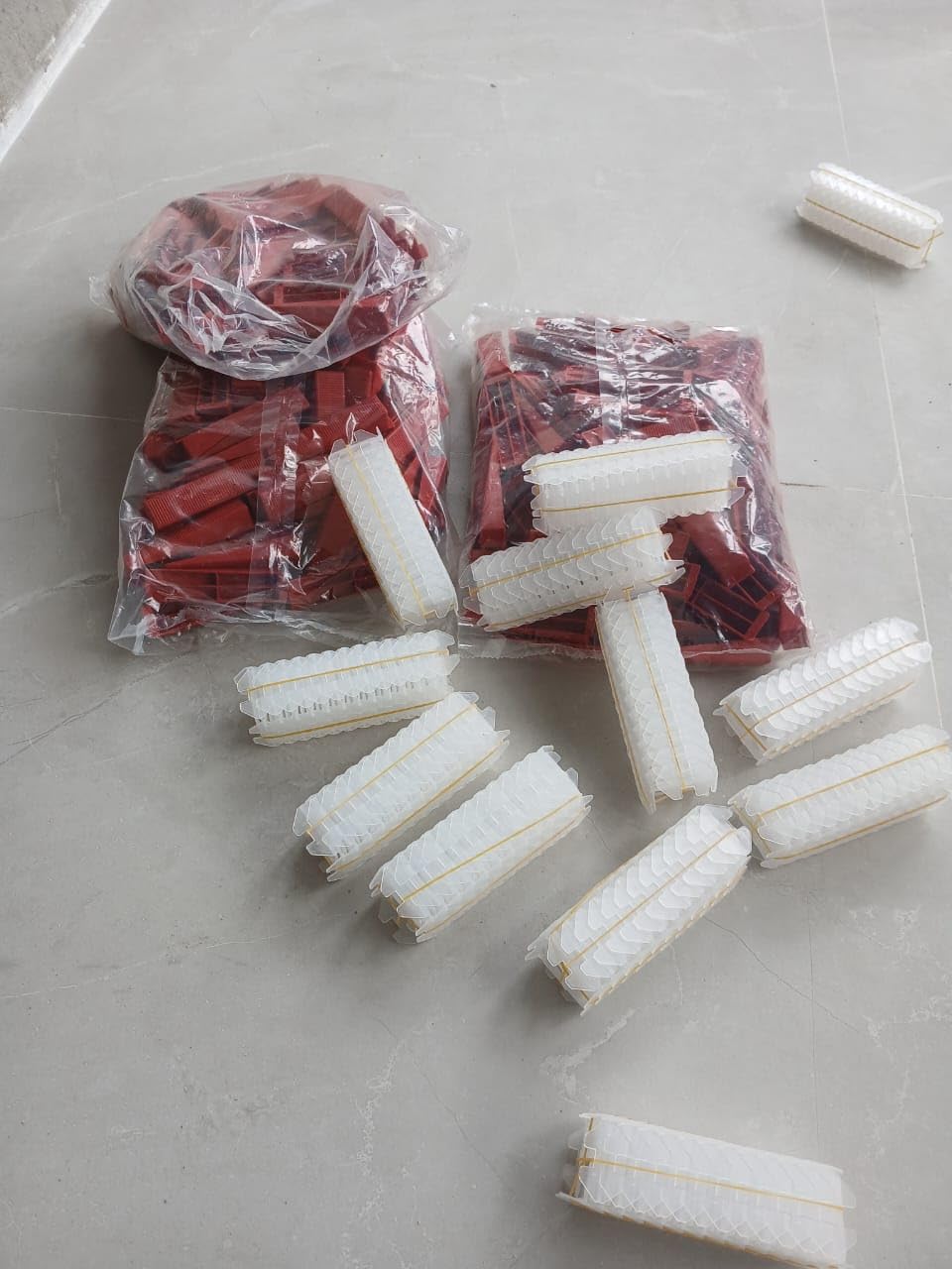 Tile Leveling System 1000-Piece Tile Leveling Spacer Clips and 300-Piece Reusable Wedges Tile Leveler Tool Set for Ceramic Tile and Stone Installation (1/16 Inch) customer photo 1