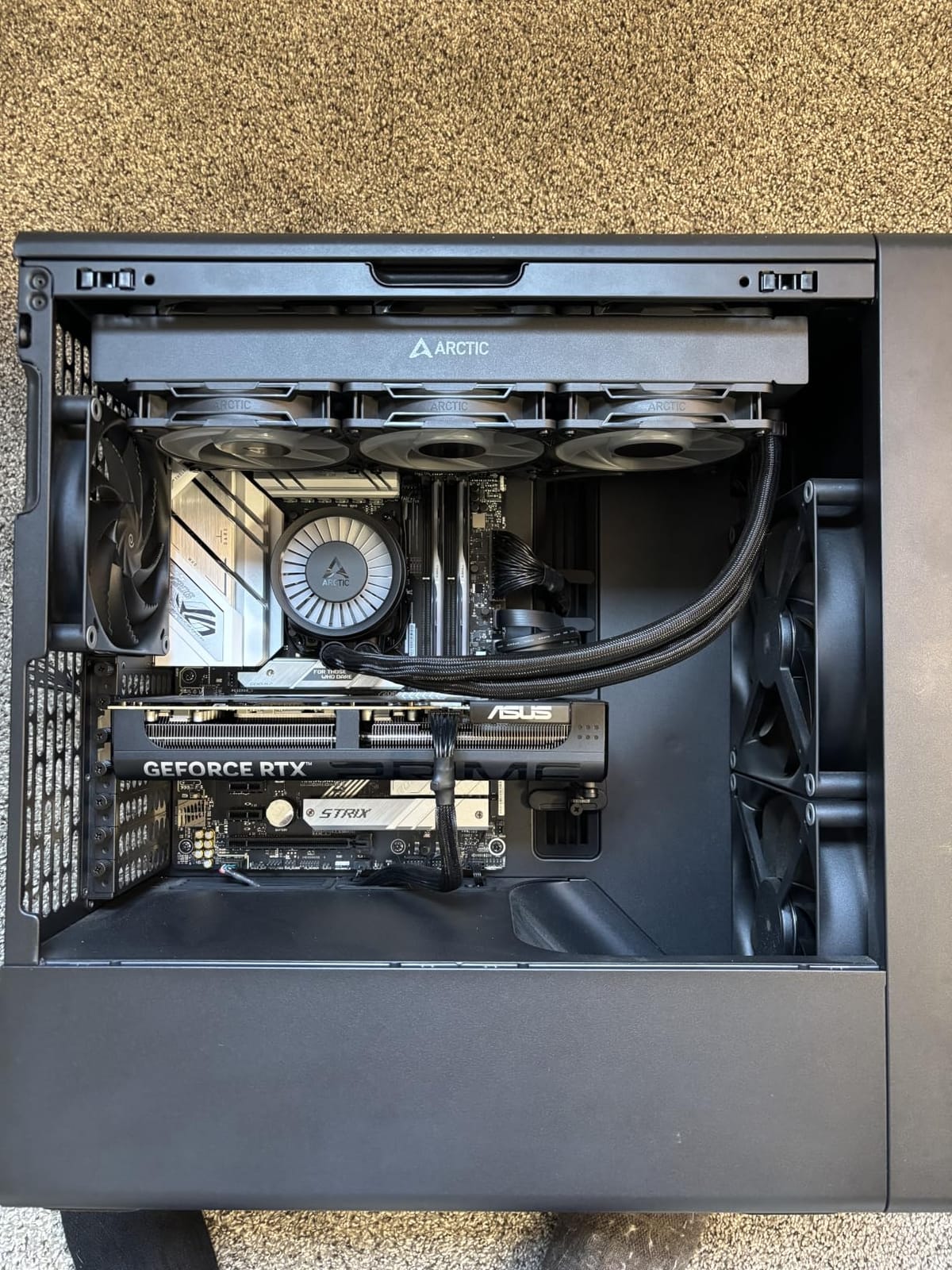 Cooler Master Vertical GPU Card Holder Kit V3, PCIe 4.0 5.0 Motherboards GPUs RTX 5090 RX 9070 XT, ABS Casing, 165mm Length, Modula Adjustable for E-ATX ATX Micro ATX Case, White customer photo 2
