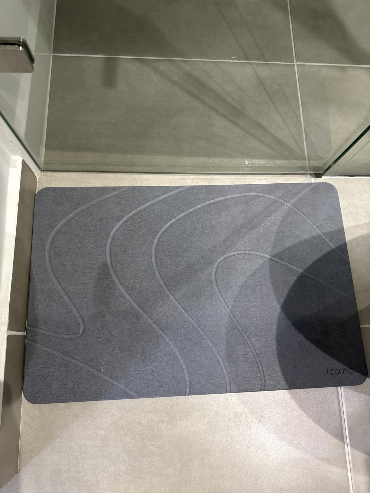 TOSORO - Stone Bath Mat Diatomaceous Earth Shower Mat Non-Slip Super Absorbent Diatomite Stone Bath Mats for Bathroom Floor Quick Drying Natural Easy to Clean (23.5 x 15) - Graphite customer photo 2