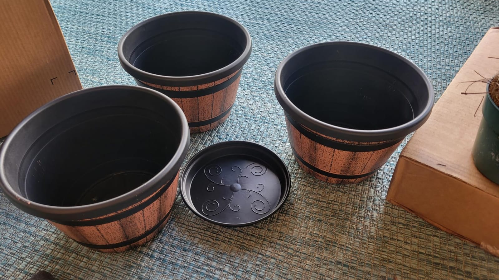 Quarut Large Plastic 3 Pack16 inch Plant Pots,Whiskey Barrel Planters with Drainage Holes & Saucer.Flower Pots Imitation Wine Barrel Design for Indoor & Outdoor Garden Balcony Plants.7 Gallons(Brown) customer photo 1