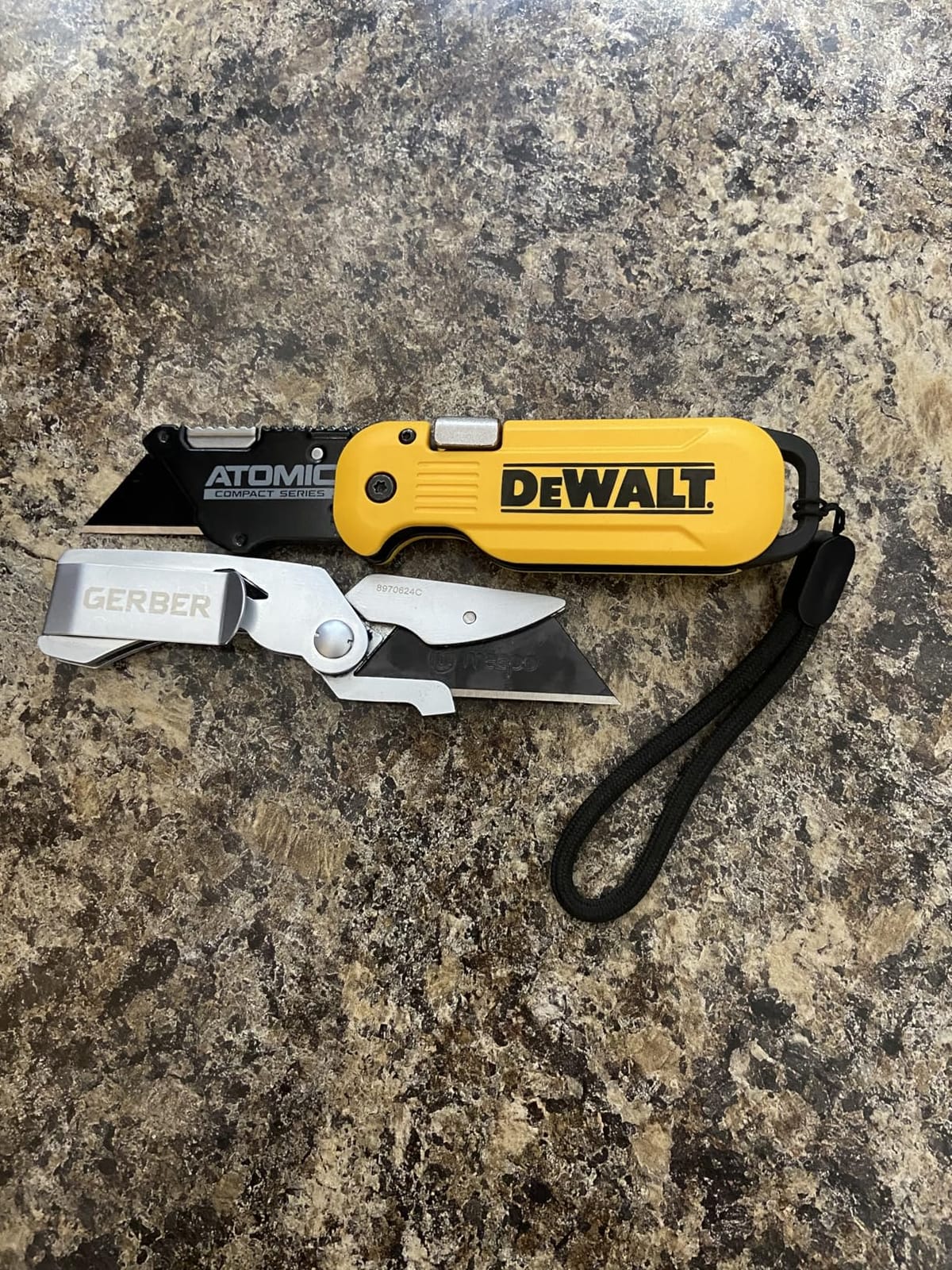 Dewalt Atomic Compact Series Push And Flip Folding Utility Knife customer photo 1