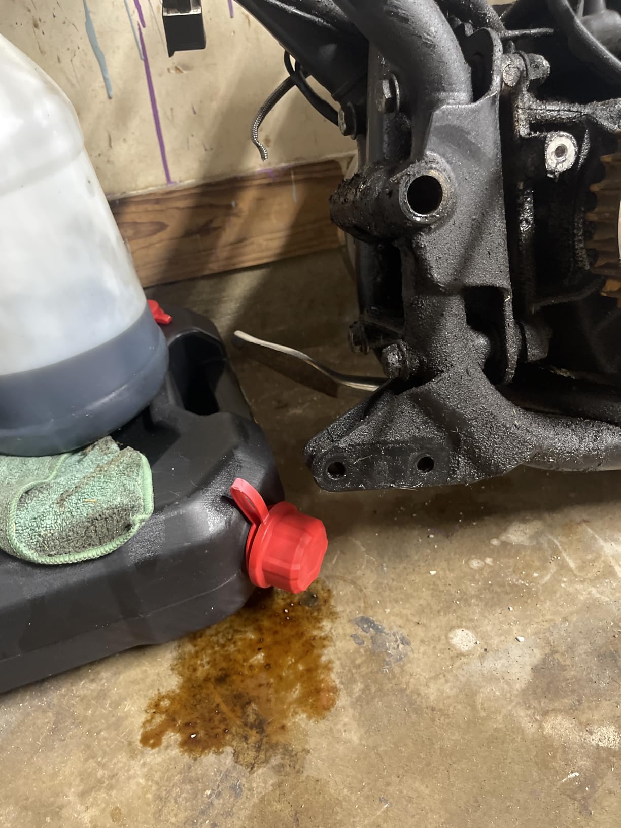 Performance Tool W4076 10-Quart Black Automotive Oil Drain Container | Make car oil and fluid changes easy. Deep pan catches waste. Tethered caps with drip-free gaskets. Integrated handles customer photo 1