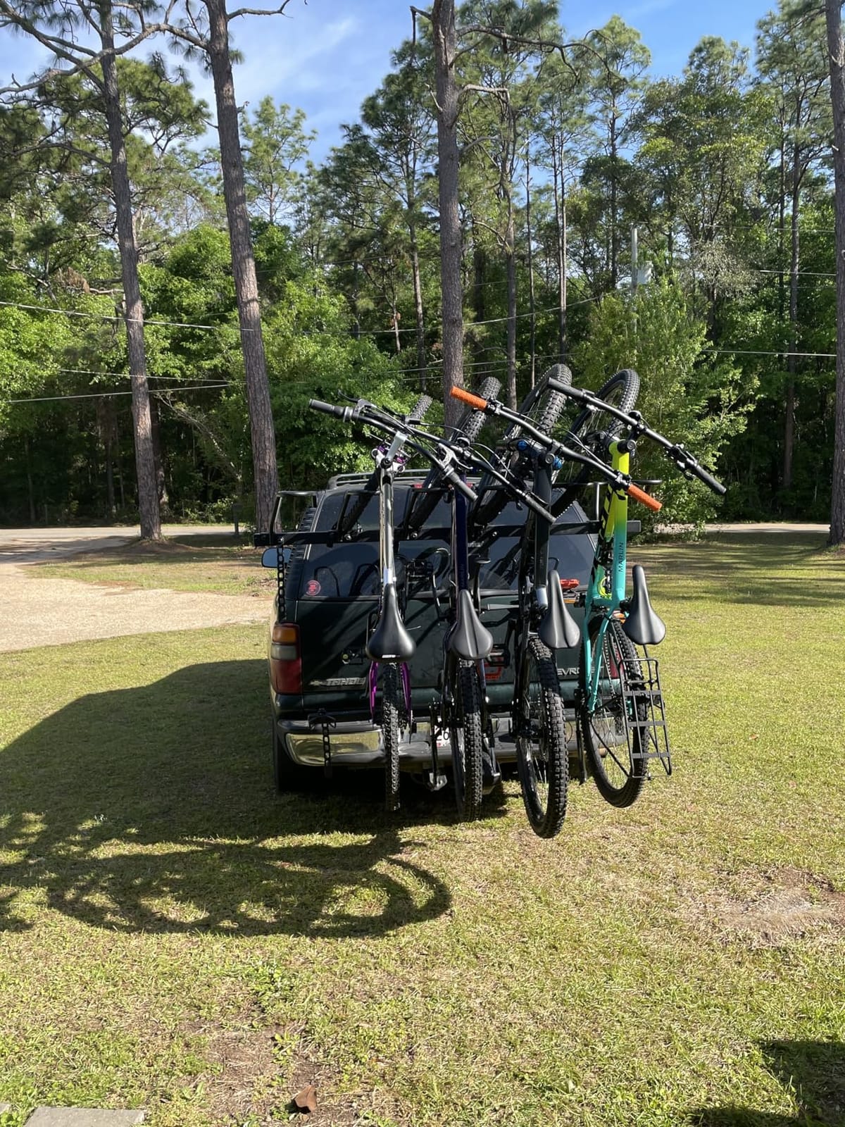 Thule Revert Vertical Hitch Rack, 4 Bikes, Tilt Assistance, 220lb Capacity | ReVert 4 Hitch Bike Rack - Heavy-Duty Steel, Tilt, Supports 4 Bikes customer photo 1