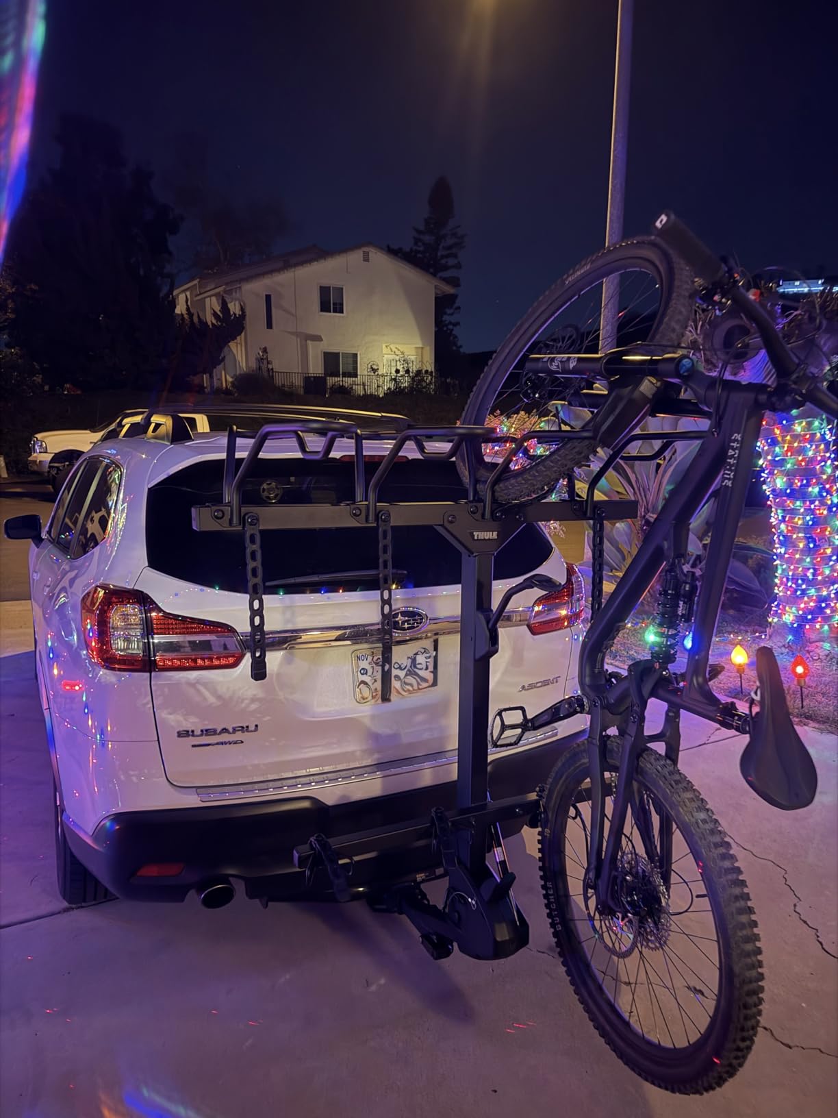 Thule Revert Vertical Hitch Rack, 4 Bikes, Tilt Assistance, 220lb Capacity | ReVert 4 Hitch Bike Rack - Heavy-Duty Steel, Tilt, Supports 4 Bikes customer photo 2