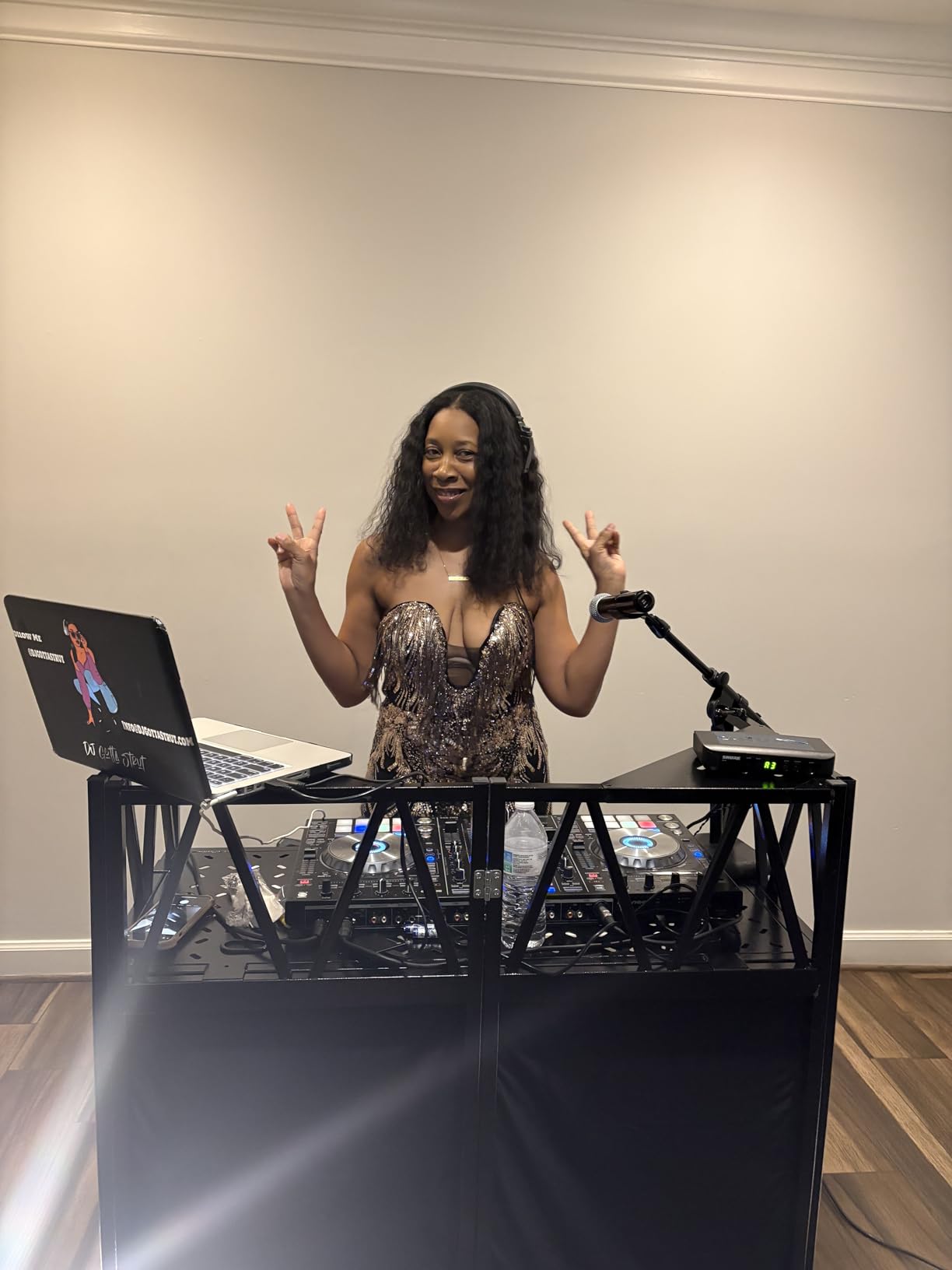 RDCMKL DJ Table Stand Portable Booth, All-Metal Heavy-Duty Foldable DJ Stand, Iron Plate Surface DJ Facade Booth, with 8 Machine-Washable Scrims, Travel Bag customer photo 2