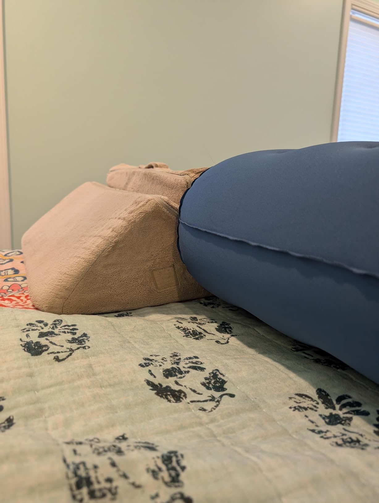 Luxtude Inflatable Wedge Pillow for Traveling, Travel Bed Wedge Pillow | Adjustable Sleeping Wedge Pillows for Acid Reflux Relief, Sleep Apnea, Post-Surgery, Snoring and Leg Support customer photo 2