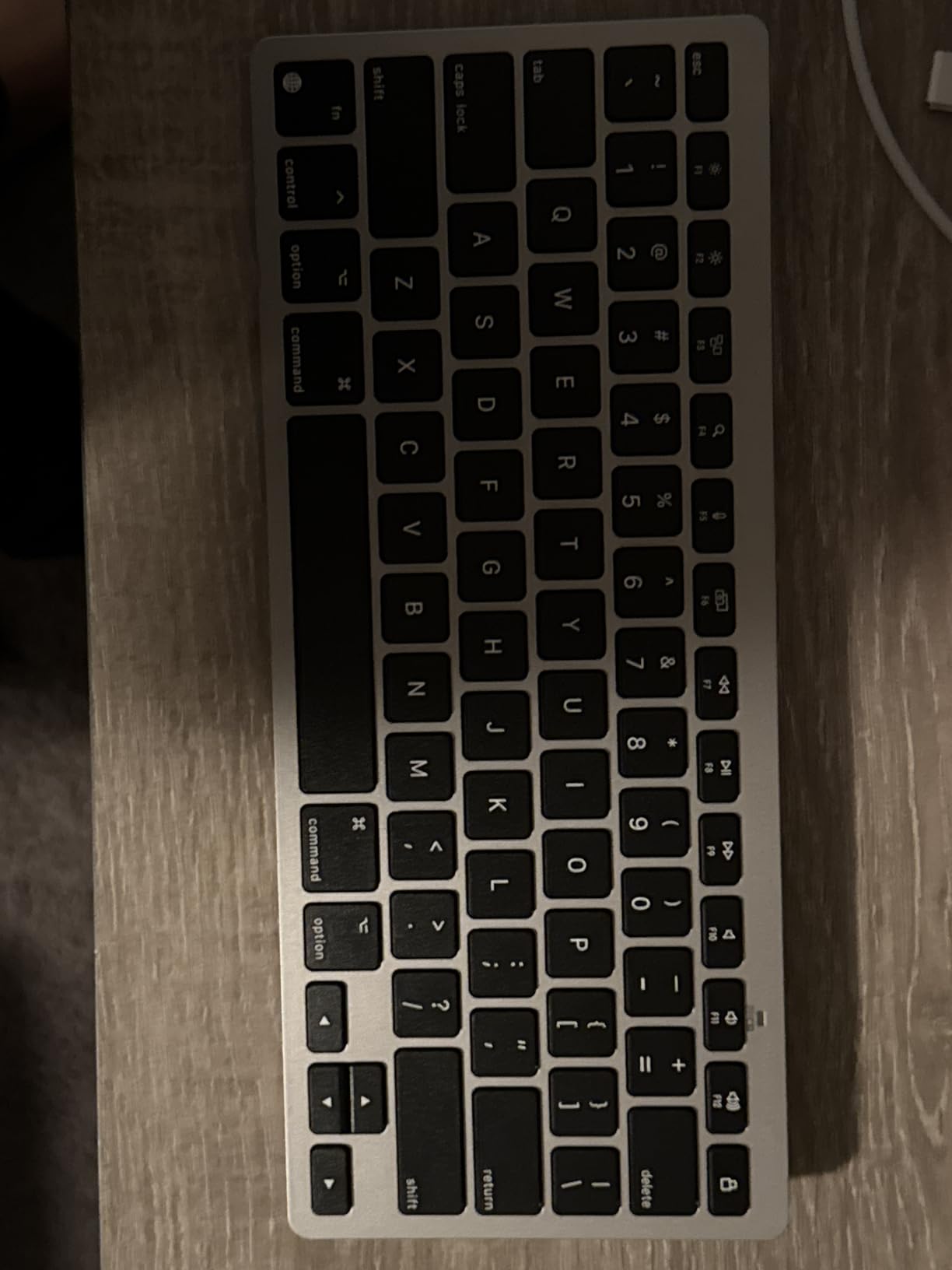 OMOTON Ultra-Slim Wireless Keyboard for Mac (MacOS 10.10+), Compact Size customer photo 1