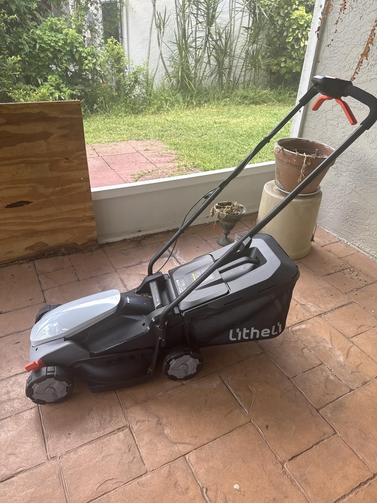Litheli 14 Inch Cordless Lawn Mower, Brushless Battery Powered Push Mower with 5.0Ah Battery, 5-Position Height, 9-Gallon Bag, Lightweight Grass Cutter for Small to Mid-Sized Yards customer photo 2