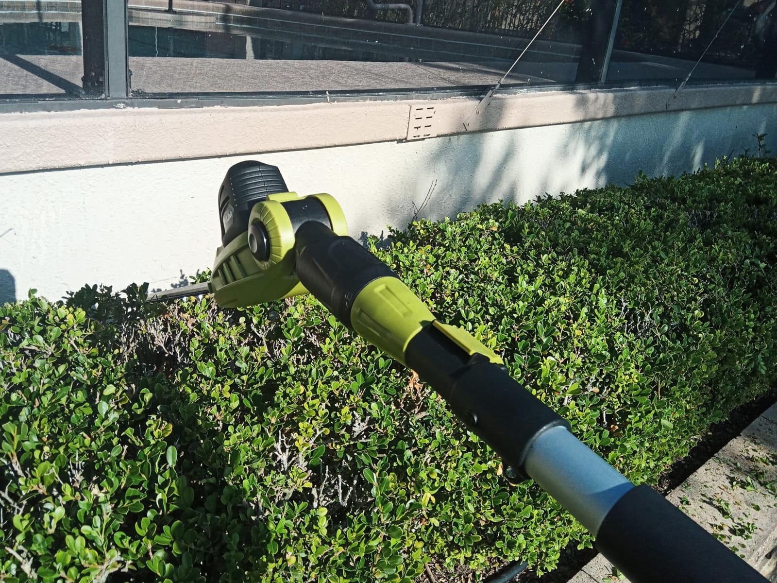 SEYVUM 20V Cordless Pole Hedge Trimmer, Bush & Shrub Cutter, 20-Inch Blade | hedge trimmer with extension pole, adjustable length, for tall hedges, shrubs, garden edges (Battery and Charger Included) customer photo 1