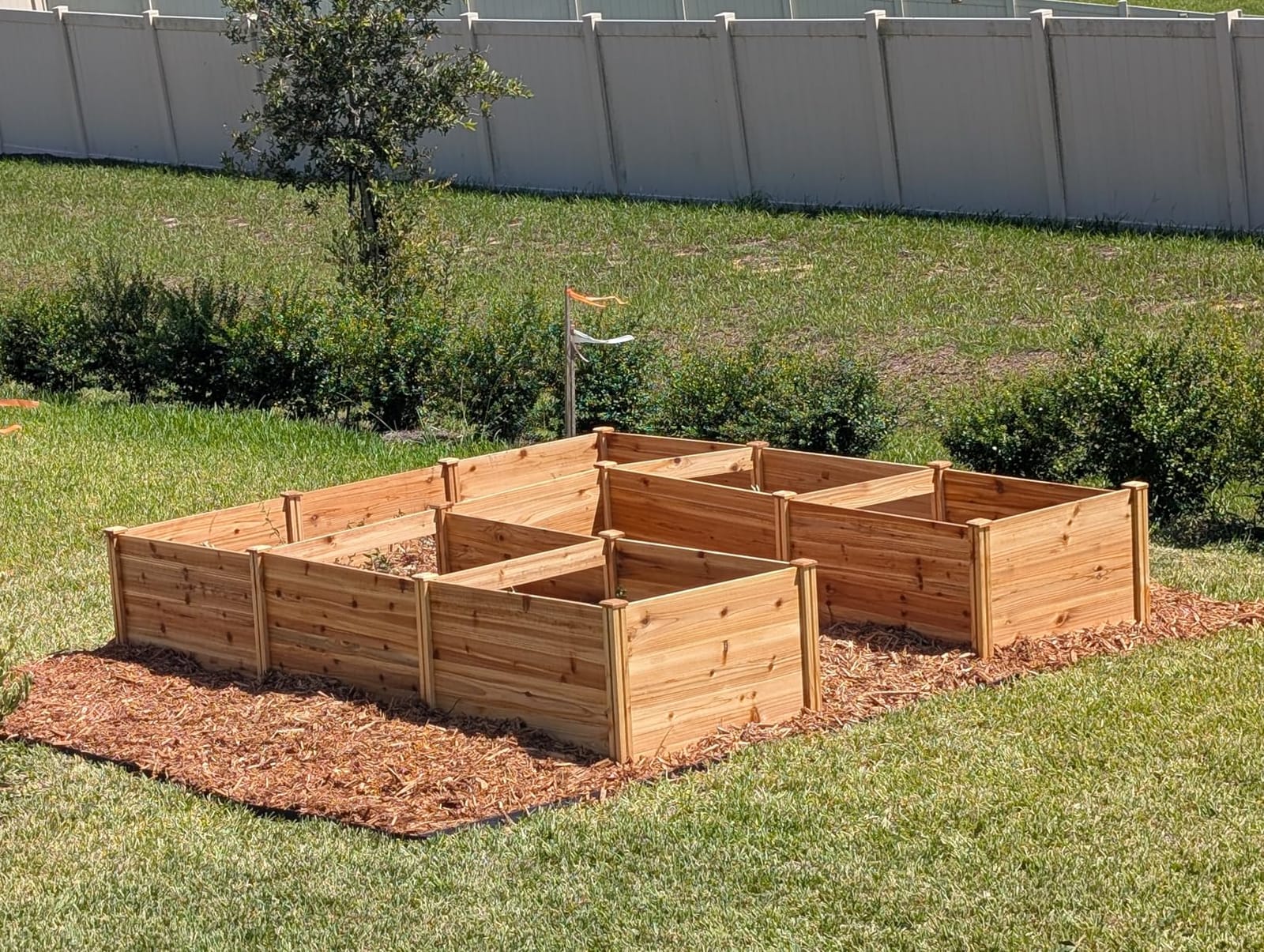 AMERLIFE Raised Garden Bed with Fencing and Trellis, 18