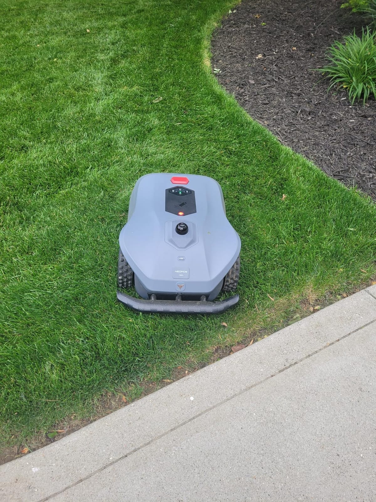 Neomow X2 Pro Auto-Mapping Robot Lawn Mower, Perimeter Wire Free for 1.5 Acres, 360° 3D LiDAR + Triple Vision AI Obstacle Avoidance, No RTK Antenna, IPX6, 4G App Control, GPS Anti-Theft, 17.5Ah customer photo 2