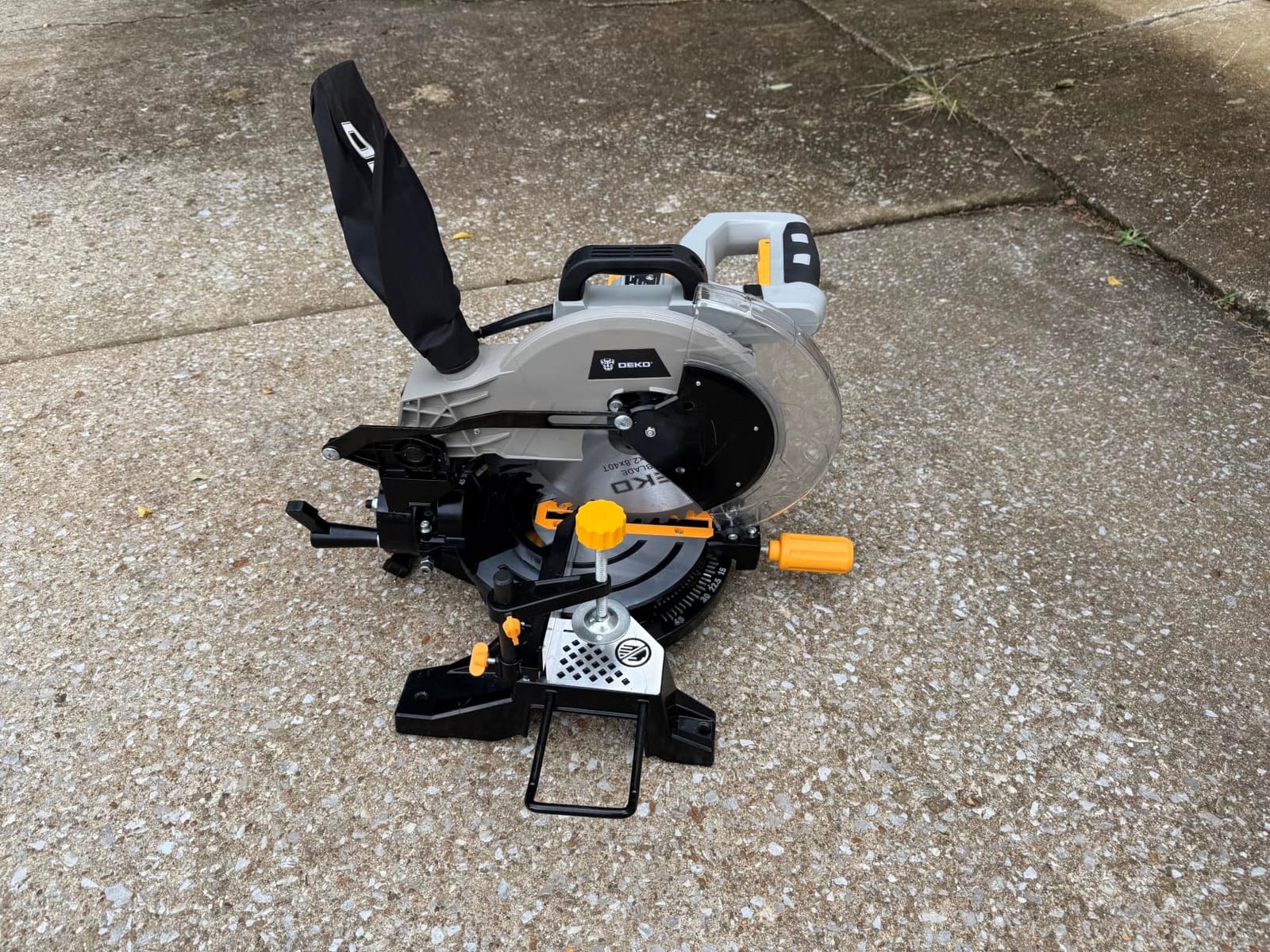 DEKOPRO 10-Inch Compound Miter Saw, 13-Amp Single Bevel Power Miter Saw with Precision Miter Angles, 5,000 RPM, 0-45° Bevel Cut, 40-Tooth Blade, Lightweight Chop Saw for Wood, Plastic, Laminates customer photo 2