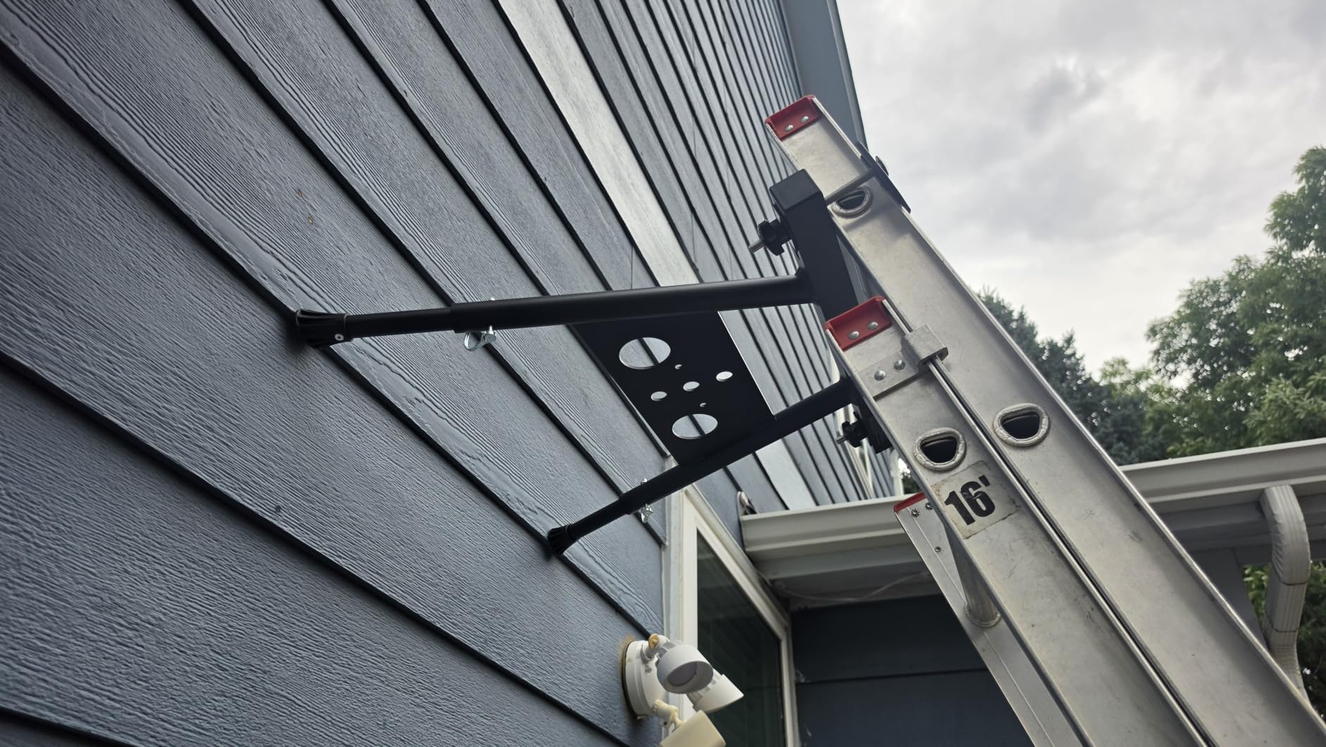 Extension Ladder Stabilizer, Extended Ladder Standoff with Tool Tray | Lightweight Aluminum Ladder Accessory for Roof Gutters, Walls & Windows, Anti-Slip Rubber Feet, Adjustable Length 22 - 29.5