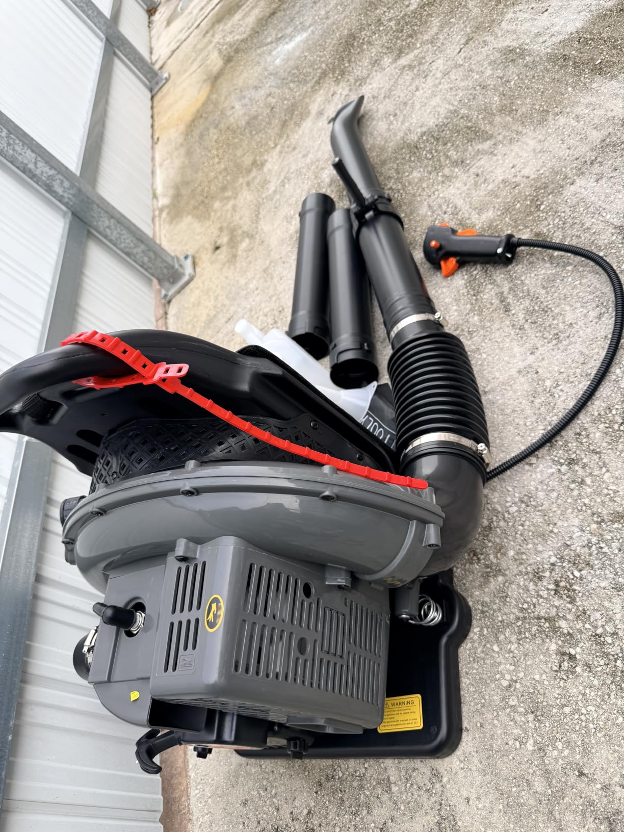 72CC Gas Leaf Blower, 760 CFM 235 MPH 2-Stroke Backpack Blower with Variable Speed, Cruise Control, Low Noise and Anti-Vibration Harness for Commercial Lawn Care, Yard Debris & Leaves, Red customer photo 1