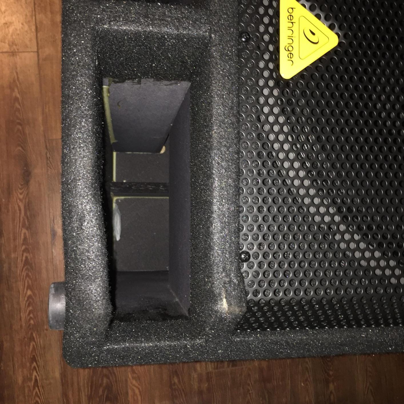 Behringer EUROLIVE VP1800S Professional 1600 Watt 18