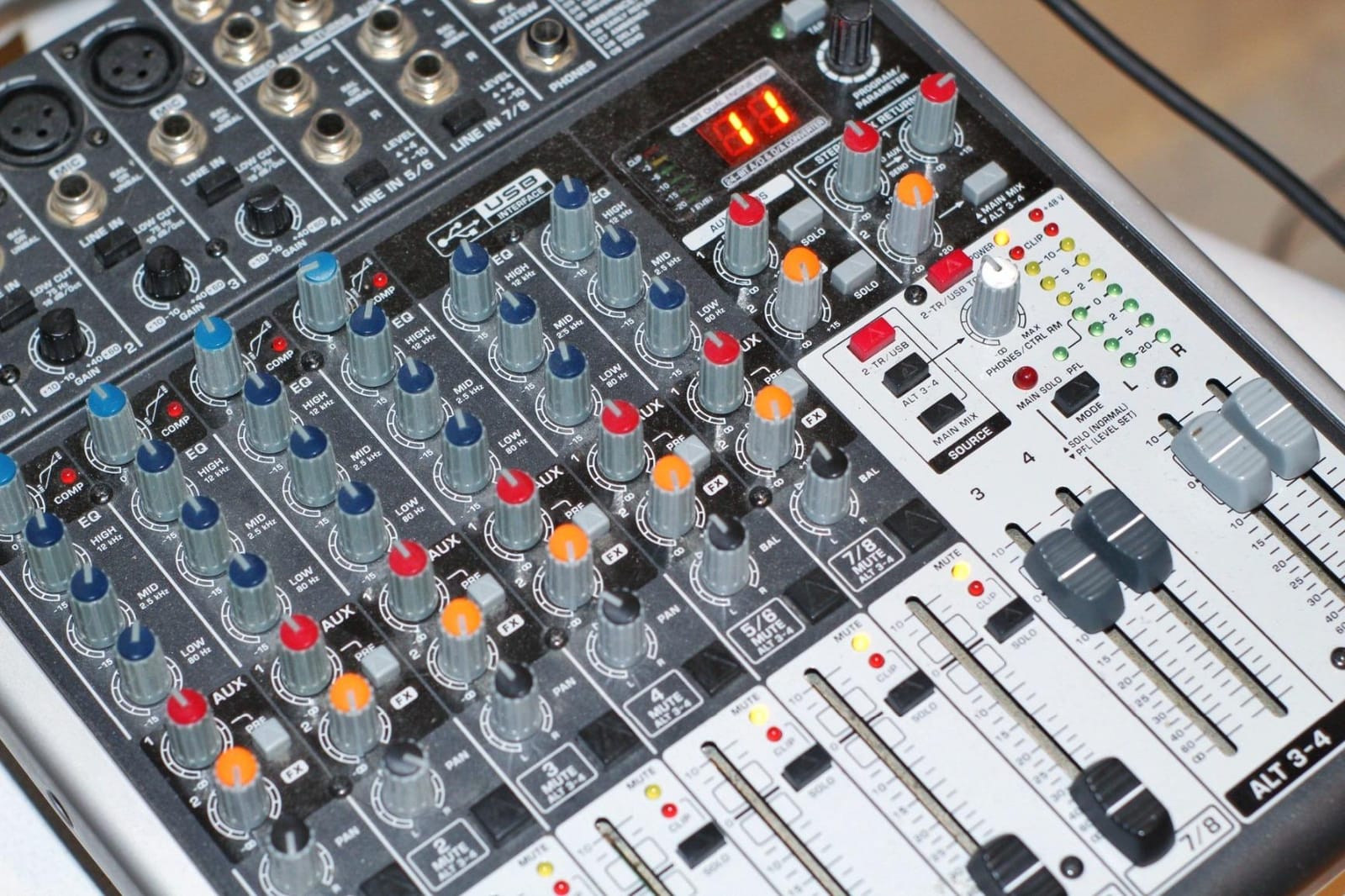 Behringer XENYX X1204USB Premium 12-Input 2/2-Bus Mixer with XENYX Mic Preamps and Compressors, British EQ, 24-Bit Multi-FX Processor and USB/Audio Interface customer photo 2