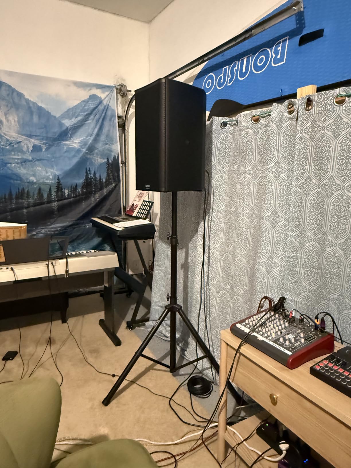 On-Stage SSP7900 All-Aluminum Speaker Stand Pack (Pair of Folding, Portable Stands, Tripod Base, Carry Bag, Height Adjustable, Nonslip Rubber Feet, 1 3/8″ Mounting Poles, 1 1/2″ Adapters, Black) customer photo 2
