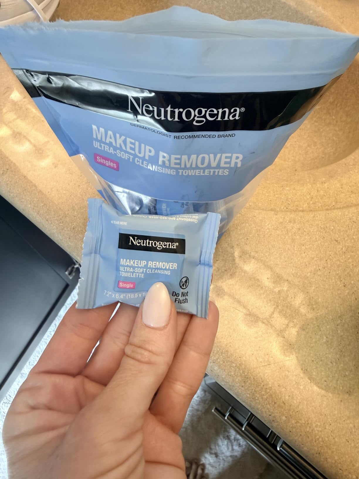Neutrogena Makeup Remover Towelettes, Daily Single Face Towelettes, 20 Ct customer photo 1