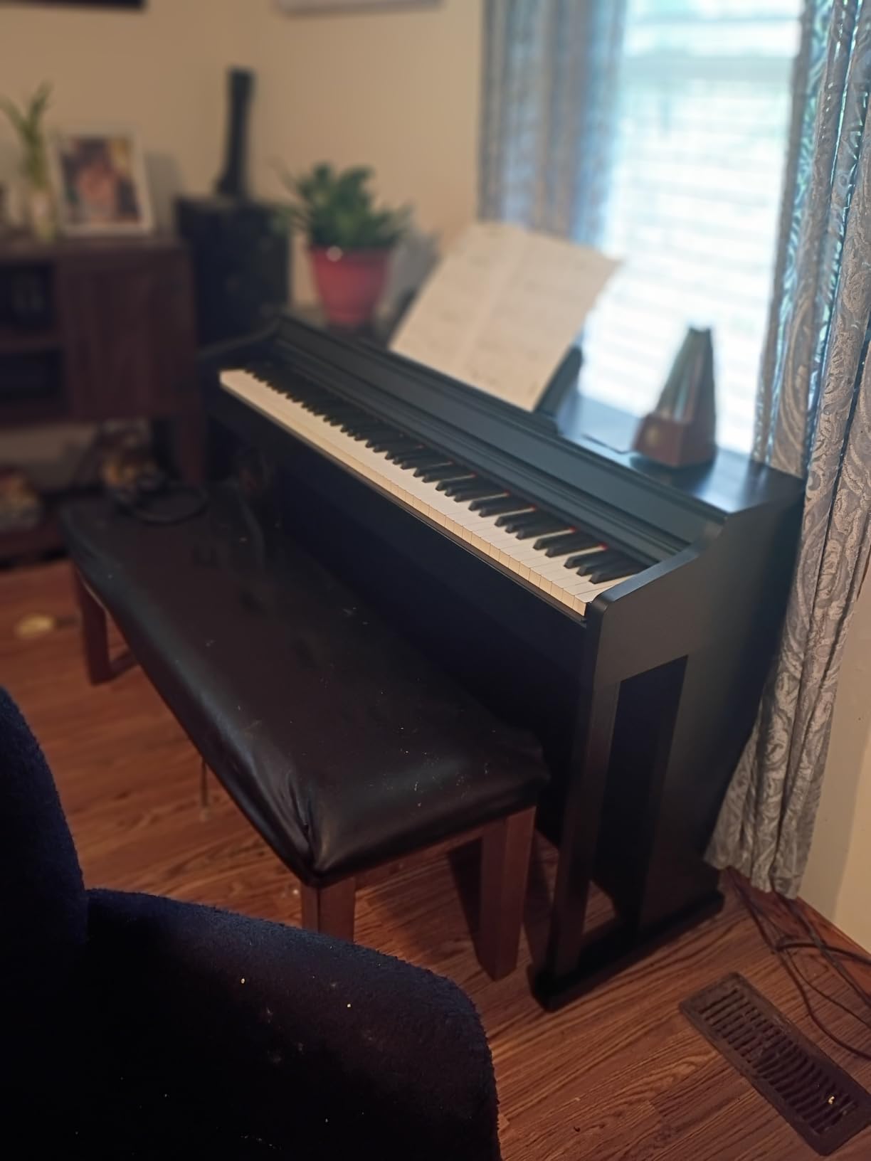 Donner DDP-100 88-Key Weighted Action Digital Piano for Beginner Bundle with Piano Keyboard Stand, Power Adapter, Triple Pedals, MP3 Function, USB-MIDI, 2 Headphone Jacks Black customer photo 2