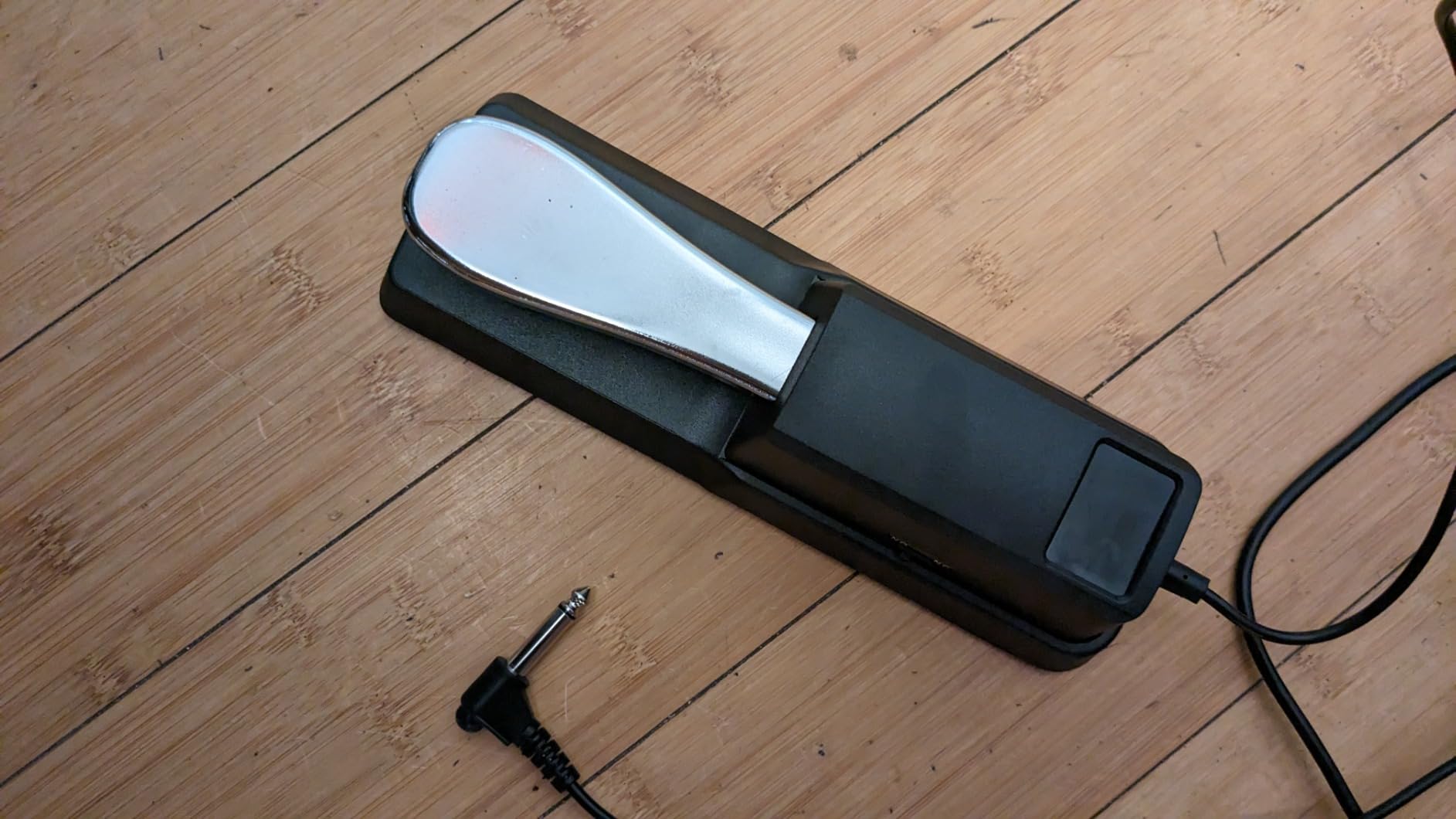 Sustain Pedal, Sustain Pedal for Keyboard Universal, Premium Piano Pedal for Keyboard with Polarity Switch for MIDI Keyboards, Digital Pianos, Yamaha, Casio and More, 1/4'' Input Plug by RNSXYAT customer photo 1